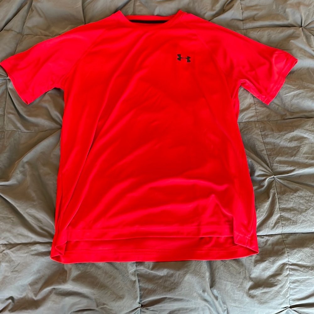 Men's Under Armour Red Athletic Heatgear Tee. Size:M